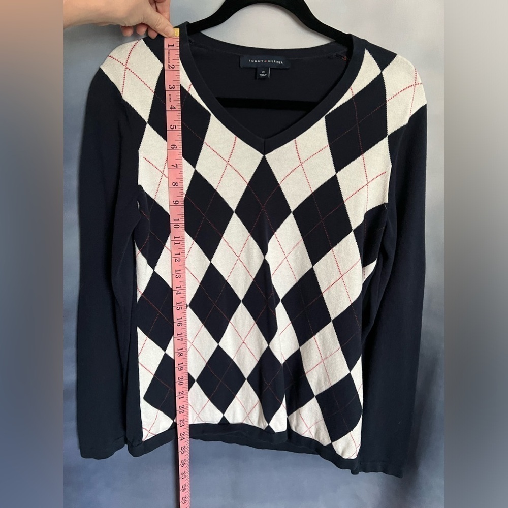 Tommy Hilfiger women’s size M argyle navy & white long sleeved v-neck - Picture 7 of 8